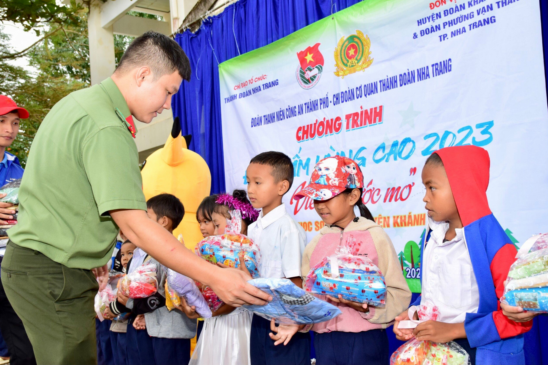 Đoàn Thanh niên Công an TP. Nha Trang và Chi đoàn cơ quan Thành đoàn Nha Trang tổ chức trao quà cho thiếu nhi khó khăn huyện Khánh Sơn.