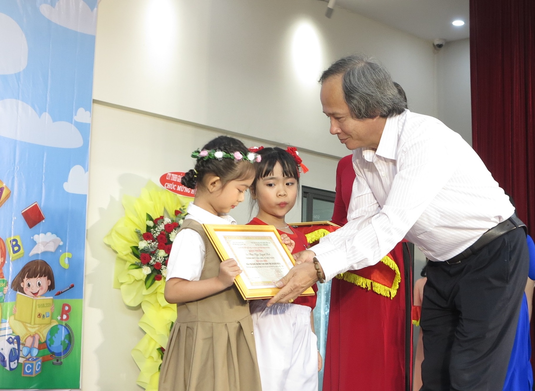 Ông Đỗ Hữu Quỳnh - Phó Giám đốc Sở Giáo dục và Đào tạo trao giải nhất cho các bé xuất sắc ở phần thi rung chuông vàng.