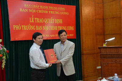 Đồng chí Lê Minh Trí nhận Quyết định bổ nhiệm Phó Trưởng Ban Nội chính Trung ương