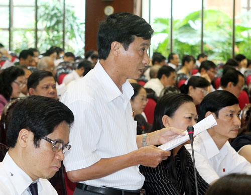 Đai biểu Bùi Văn Xuyền phát biểu ý kiến