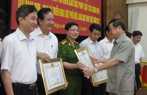 Trao Bằng khen cho các tập thể có thành tích xuất sắc 