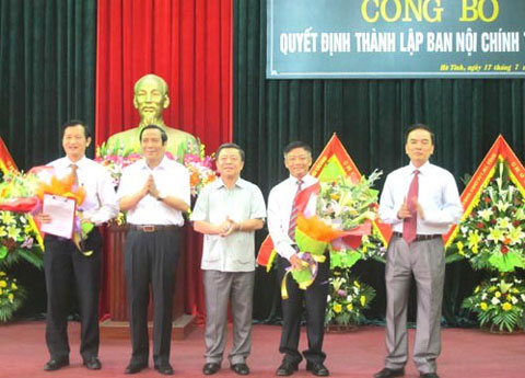 Các đồng chí Nguyễn Thanh Bình, Ủy viên Trung ương Đảng, Bí thư Tỉnh ủy; Đinh Xuân Việt, Phó Bí thư Thường trực Tỉnh ủy; Võ Kim Cự, Phó Bí thư Tỉnh ủy, Chủ tịch UBND tỉnh trao quyết định, tặng hoa chúc mừng lãnh đạo Ban Nội chính Tỉnh ủy