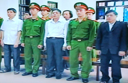 Các bị cáo nguyên là quan chức huyện Tiên Lãng tại phiên tòa sơ thẩm