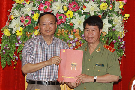 Đồng chí Tô Huy Rứa trao Quyết định của Bộ Chính trị cho đồng chí Bùi Văn Nam về việc điều động, phân công đồng chí Bùi Văn Nam giữ chức vụ Thứ trưởng Bộ Công an