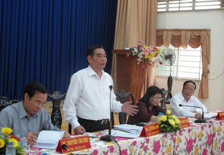 Đồng chí Lê Hồng Anh phát biểu trong buổi làm việc tại thành phố Vĩnh Long