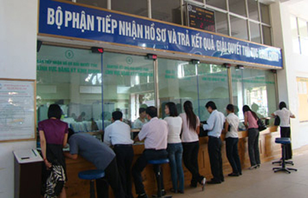 Một trong những giải pháp nhằm xóa bỏ những rào cản thủ tục hành chính là nâng cao năng lực xử lý công vụ của đội ngũ cán bộ, công chức