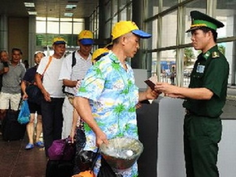 Kiểm tra giấy phép xuất, nhập cảnh tại cửa khẩu Bắc Luân, Móng Cái, Quảng Ninh