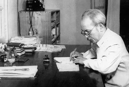 Bác Hồ đang làm việc. (Ảnh minh họa)