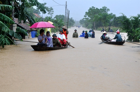 Đồng bào miền Trung bị thiệt hại do cơn bão số 10