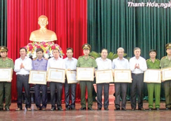 Đồng chí Hoàng Văn Hoằng, Phó Bí thư Thường trực Tỉnh ủy trao Bằng khen cho các tập thể có thành tích xuất sắc 