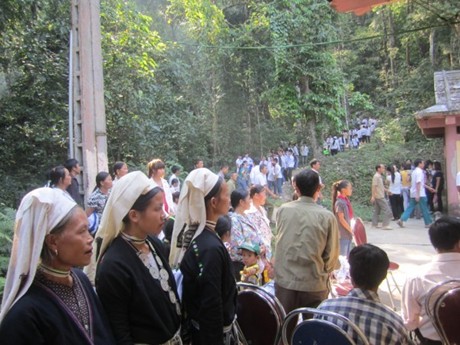 Đồng bào các dân tộc đến viếng Đại tướng ở Khu di tích lịch sử rừng Trần Hưng Đạo, xã Tam Kim (Nguyên Bình). Ảnh: Báo Cao Bằng