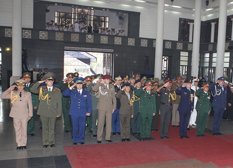 Ngày 12-10-2013, Lễ viếng Đại tướng Võ Nguyên Giáp được cử hành trọng thể tại Nhà tang lễ Quốc gia, số 5 Trần Thánh Tông (Hà Nội). Trong ảnh: Tùy viên Quân sự các nước tại Việt Nam viếng Đại tướng Võ Nguyên Giáp
