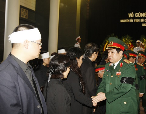 Đại tướng Phùng Quang Thanh, Ủy viên Bộ Chính trị, Phó Bí thư Quân ủy Trung ương, Bộ trưởng Bộ Quốc phòng chia buồn với tang quyến Đại tướng