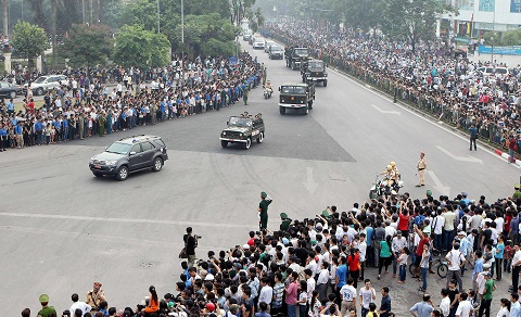 Đoàn xe chở linh cữu Đại tướng qua đường Xuân Thuỷ - Phạm Văn Đồng (Hà Nội)