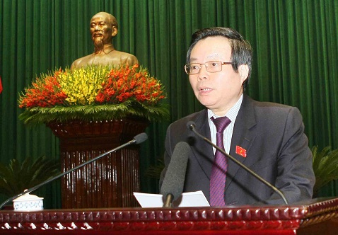 Ông Phùng Quốc Hiển, Chủ nhiệm Ủy ban Tài chính - Ngân sách của Quốc hội trình bày Báo cáo thẩm tra tình hình thực hiện dự toán ngân sách Nhà nước năm 2013; dự toán ngân sách Nhà nước và phương án phân bổ ngân sách trung ương năm 2014; báo cáo thẩm tra sơ kết 3 năm thực hiện Chương trình mục tiêu quốc gia giai đoạn 2011-2015 và báo cáo thẩm tra về phương án phát hành trái phiếu Chính phủ giai đoạn 2014-2016