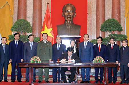 Chủ tịch nước Trương Tấn Sang ký Lệnh công bố Hiến pháp