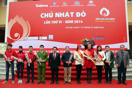 Ban tổ chức Chương trình tặng Kỷ niệm chương cho các cá nhân đã tích cực tham gia công tác vận động, tuyên truyền hiến máu nhân đạo.