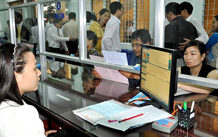 Công chức thực hiện cơ chế “một cửa” tại quận Sơn Trà