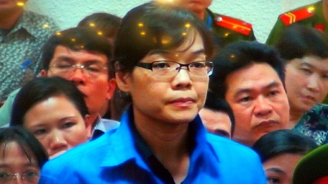 Huỳnh Thị Huyền Như (bị cáo vụ án lừa đảo 4.000 tỉ đồng) tới tòa với tư cách người có quyền và nghĩa vụ liên quan (Ảnh: Tuổi trẻ)