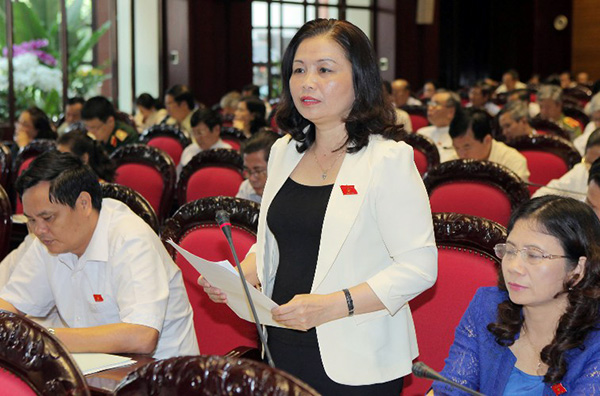 Đại biểu Hồ Thị Thủy phát biểu ý kiến tại phiên họp