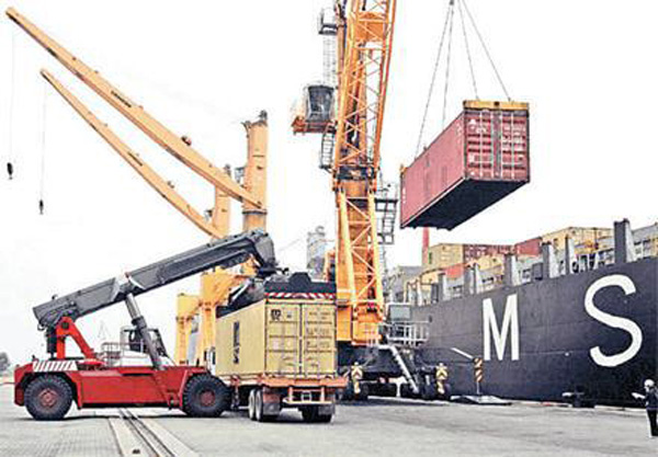 Bốc xếp hàng ở cảng Cái Lân