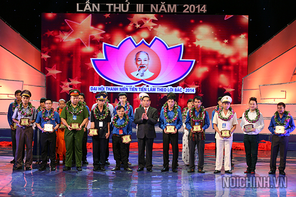 Đồng chí Lê Hồng Anh,Ủy viên Bộ Chính trị, Thường trực Ban Bí thư trao biểu trưng và tặng hoa cho tấm gương thanh niên có thành tích xuất sắc trong học tập và làm theo tấm gương đạo đức Hồ Chí Minh