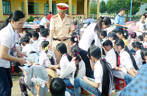 Một buổi tuyên truyền, phổ biến Luật an toàn giao thông đường bộ cho học sinh nhà trường