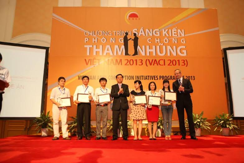 Dự án Giảng đường tươi đẹp nhận giải thưởng tại Chương trình sáng kiến phòng, chống tham nhũng Việt Nam năm 2013
