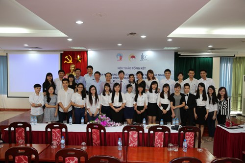 Các thành viên Câu lạc bộ Báo chí Điều tra và các đại biểu chụp ảnh lưu niệm