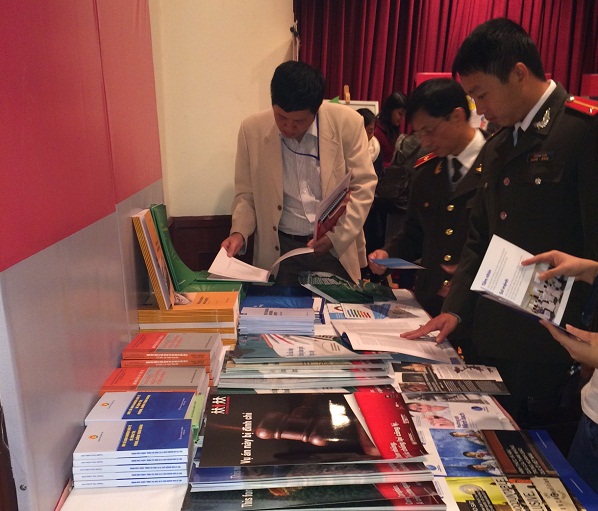 Các đại biểu tham quan khu trưng bày tài liệu, công cụ phòng, chống tham nhũng