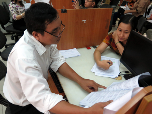 Nhân viên Cục Thuế Thành phố Chí Minh giải đáp thắc mắc cho doanh nghiệp về chính sách thuế