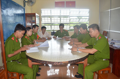 Cán bộ chiến sỹ công an Tiền Giang họp sinh hoạt về việc học tập và làm theo tấm gương đạo đức Hồ Chí Minh