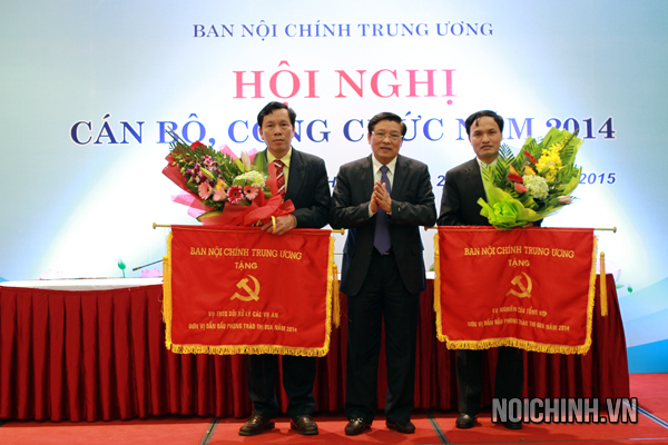 Cũng tại Hội nghị, Đồng chí Phan Đình Trạc, Ủy viên Trung ương Đảng, Phó trưởng Ban Thường trực Ban Nội chính Trung ương và lãnh đạo Ban Nội chính Trung ương tặng Cờ thi đua, Bằng khen của Trưởng Ban Nội chính Trung ương cho các Vụ, đơn vị, tập thể, cá nhân có thành tích xuất sắc năm 2014.