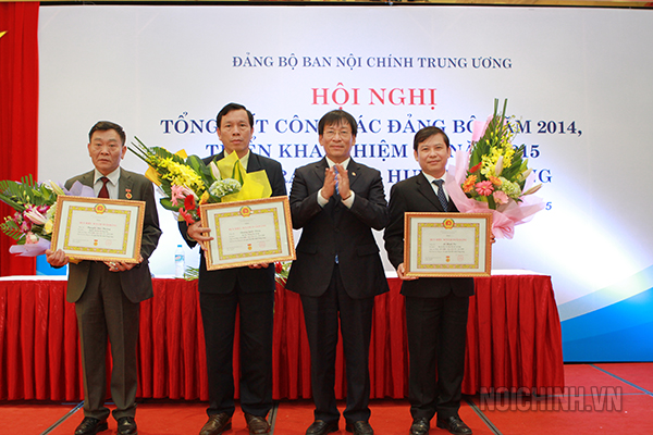 Tại Hội nghị, Đảng bộ Cơ quan Ban Nội chính Trung ương đã long trọng tổ chức Lễ trao Huy hiệu 30 năm tuổi Đảng cho 03 đồng chí: Lê Minh Trí, Phó trưởng Ban; Dương Quốc Dũng, Phó Vụ trưởng Vụ 1, Nguyễn Đức Thường, Phó Vụ trưởng Vụ 6; công bố, trao tặng các danh hiệu thi đua, khen thưởng trong Đảng bộ.