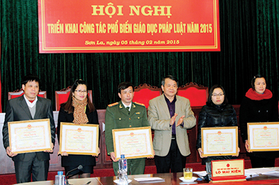 Đồng chí Lò Mai Kiên, Ủy viên Ban Thường vụ Tỉnh ủy, Phó Chủ tịch UBND tỉnh Sơn La trao Bằng khen cho các tập thể có thành tích trong công tác phổ biến giáo dục pháp luật năm 2014