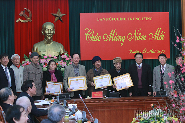 Lãnh đạo Ban Nội chính Trungn ương chúc thọ cán bộ hưu trí có tuổi đời cao.