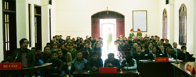 Một phiên xét xử sơ thẩm của Tòa án nhân dân tỉnh Quảng Bình