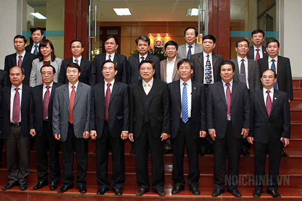 Lãnh đạo hai cơ quan chụp ảnh lưu niệm