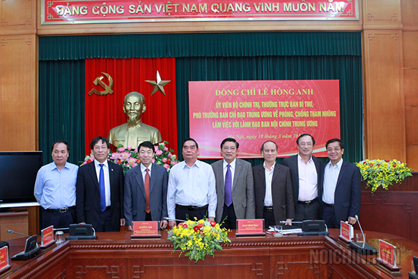 Đồng chí Lê Hồng Anh, Ủy viên Bộ Chính trị, Thường trực Ban Bí thư, Phó trưởng Ban Chỉ đạo Trung ương về phòng, chống tham nhũng và các thành viên đoàn công tác chụp ảnh lưu niệm với Lãnh đạo Ban Nội chính Trung ương
