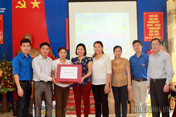 Tặng quà tập thể giáo viên trường tiểu học xã Phương Thiện, Hà Giang