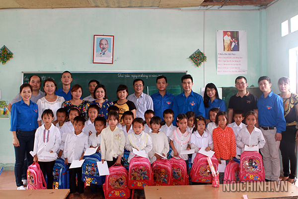 Tặng quà học sinh nghèo tại điểm trường thôn Cao Bành, xã Phương Thiện, Hà Giang