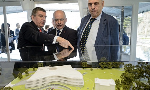 Chủ tịch IOC, Thomas Bach (trái) với mô hình trụ sở IOC