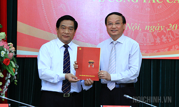 Đồng chí Tô Huy Rứa, Ủy viên Bộ Chính trị, Bí thư Trung ương Đảng, Trưởng Ban Tổ chức Trung ương trao Quyết định 