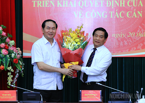 Đồng chí Trần Đại Quang, Ủy viên Bộ Chính trị, Bí thư Đảng ủy Công an Trung ương, Phó trưởng Ban Chỉ đạo Trung ương về phòng, chống tham nhũng tặng hoa chúc mừng đồng chí Hà Ngọc Chiến