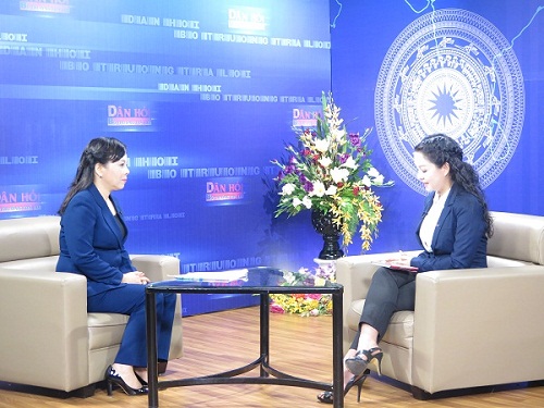 Bộ trưởng Bộ Y tế Nguyễn Thị Kim Tiến (trái) trong Chương trình Dân hỏi - Bộ trưởng trả lời