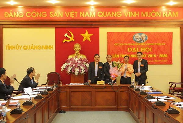 Đồng chí Đỗ Vũ Chung, Ủy viên Ban Thường vụ, Trưởng Ban Nội chính Tỉnh ủy tặng hoa chúc mừng Ban Chi ủy khóa mới