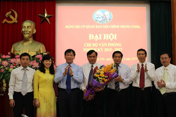 Đồng Chí Hà Ngọc Chiến, Ủy viên Trung ương Đảng, Phó trưởng Ban Nội chính Trung ương và đồng chí Phạm Anh Tuấn, Bí thư Đảng ủy cơ quan chúc mừng Chi ủy Chi bộ Văn phòng