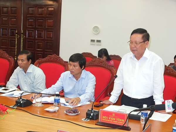 Đồng chí Bùi Văn Tỉnh, Ủy viên Trung ương Đảng, Bí thư Tỉnh ủy Hòa Bình phát biểu tại Hội nghị