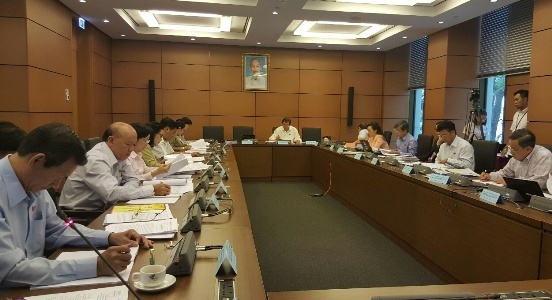 Các đại biểu thảo luận tại Tổ