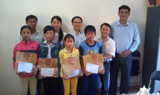 Đại diện cơ quan Ban Nội chính Tỉnh ủy trao tiền cho 04 em học sinh nghèo vượt khó được cơ quan nhận đỡ đầu đến khi tốt nghiệp THPT